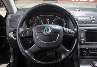 Подержанный автомобиль Skoda Octavia Liftback 2012 года (17 фото)