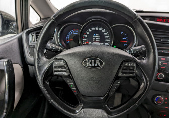 Подержанный автомобиль Kia Ceed Hatchback 2015 года (24 фото)