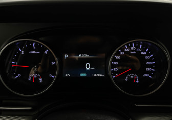 Подержанный автомобиль Kia Carnival 2021 года (11 фото)