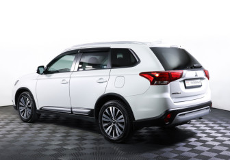 Подержанный автомобиль Mitsubishi Outlander 2021 года (7 фото)