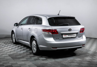 Подержанный автомобиль Toyota Avensis Wagon 2011 года (7 фото)