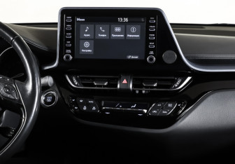 Подержанный автомобиль Toyota C-HR 2020 года (14 фото)