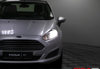 Подержанный автомобиль Ford Fiesta Sedan 2015 года (22 фото)