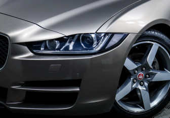 Подержанный автомобиль Jaguar XE 2016 года (16 фото)