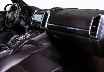 Подержанный автомобиль Porsche Cayenne 2012 года (11 фото)