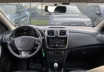 Подержанный автомобиль Renault Sandero 2018 года (15 фото)