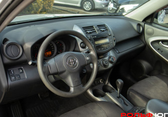 Подержанный автомобиль Toyota RAV4 2009 года (10 фото)