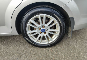 Подержанный автомобиль Ford Mondeo Liftback 2013 года (12 фото)