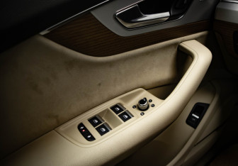 Подержанный автомобиль Audi Q7 2015 года (14 фото)