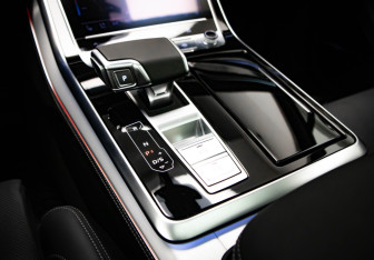 Подержанный автомобиль Audi Q7 2024 года (18 фото)