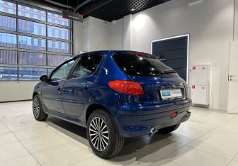 Подержанный автомобиль Peugeot 206 Hatchback 2002 года (7 фото)