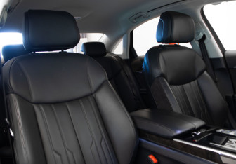 Подержанный автомобиль Audi A8 2018 года (32 фото)