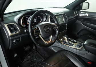 Подержанный автомобиль Jeep Grand Cherokee 2016 года (15 фото)
