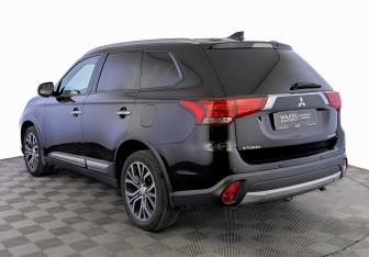Подержанный автомобиль Mitsubishi Outlander 2017 года (7 фото)