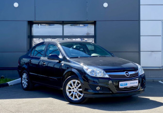 Подержанный автомобиль Opel Astra Sedan 2013 года (3 фото)