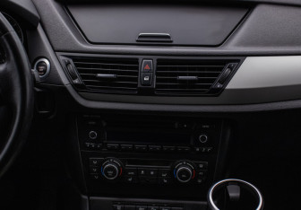 Подержанный автомобиль BMW X1 2014 года (14 фото)