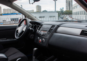 Подержанный автомобиль Nissan Tiida Hatchback 2012 года (11 фото)