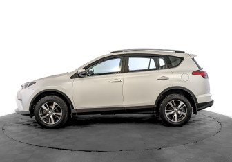 Подержанный автомобиль Toyota RAV4 2017 года (9 фото)