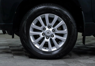 Подержанный автомобиль Toyota Land Cruiser Prado 2014 года (9 фото)