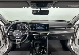 Подержанный автомобиль Kia K5 2021 года (16 фото)