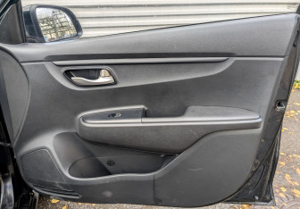 Подержанный автомобиль Kia Rio Hatchback 2021 года (24 фото)