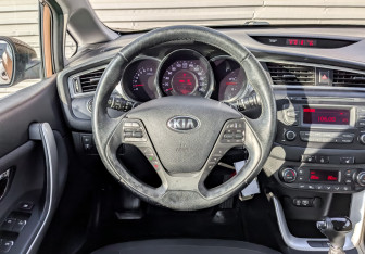 Подержанный автомобиль Kia Ceed Hatchback 2017 года (21 фото)