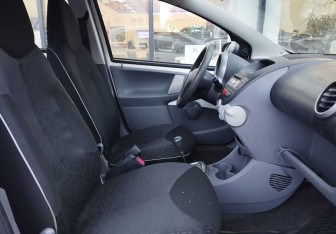 Подержанный автомобиль Peugeot 107 2011 года (10 фото)