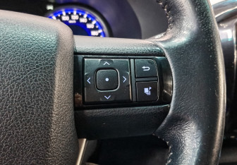 Подержанный автомобиль Toyota Hilux 2017 года (27 фото)