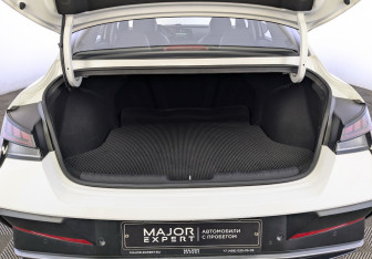 Подержанный автомобиль Hyundai Elantra Sedan 2023 года (10 фото)