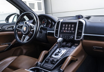 Подержанный автомобиль Porsche Cayenne 2016 года (18 фото)