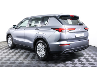 Подержанный автомобиль Mitsubishi Outlander 2022 года (7 фото)