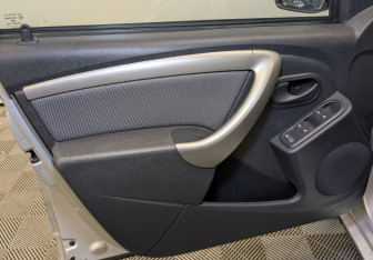 Подержанный автомобиль Renault Duster 2014 года (19 фото)