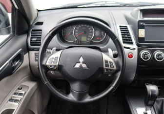 Подержанный автомобиль Mitsubishi Pajero Sport 2014 года (15 фото)