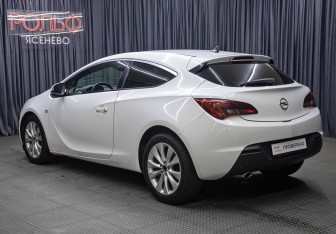 Подержанный автомобиль Opel Astra Hatchback 2013 года (7 фото)
