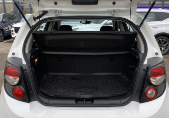 Подержанный автомобиль Chevrolet Aveo Hatchback 2014 года (9 фото)