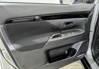 Подержанный автомобиль Mitsubishi Outlander 2020 года (19 фото)