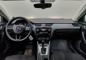 Подержанный автомобиль Skoda Octavia Liftback 2018 года (14 фото)