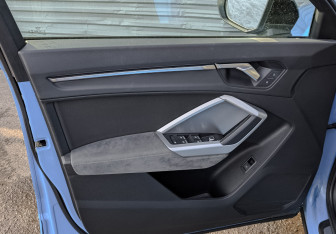 Подержанный автомобиль Audi Q3 2019 года (19 фото)