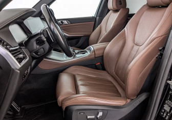 Подержанный автомобиль BMW X5 2021 года (20 фото)