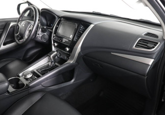 Подержанный автомобиль Mitsubishi Montero Sport 2023 года (10 фото)