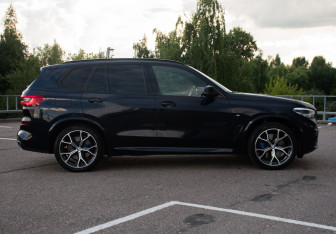 Подержанный автомобиль BMW X5 2019 года (4 фото)