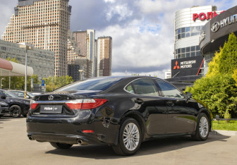 Подержанный автомобиль Lexus ES 2013 года (5 фото)