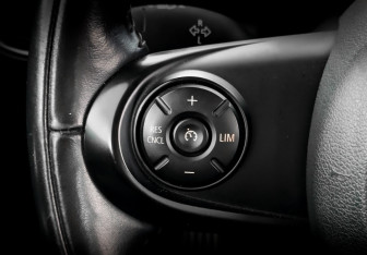 Подержанный автомобиль MINI Hatch 2018 года (25 фото)