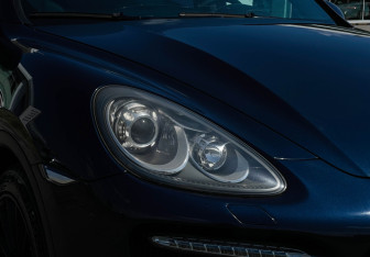 Подержанный автомобиль Porsche Cayenne 2012 года (21 фото)