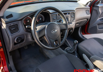 Подержанный автомобиль Kia Rio Sedan 2010 года (15 фото)