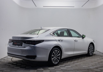 Подержанный автомобиль Lexus ES 2025 года (5 фото)