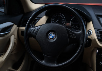 Подержанный автомобиль BMW X1 2013 года (11 фото)