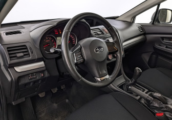 Подержанный автомобиль Subaru XV 2012 года (16 фото)