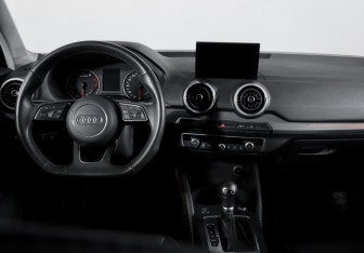 Подержанный автомобиль Audi Q2 2021 года (12 фото)