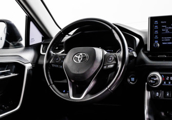 Подержанный автомобиль Toyota RAV4 2021 года (16 фото)